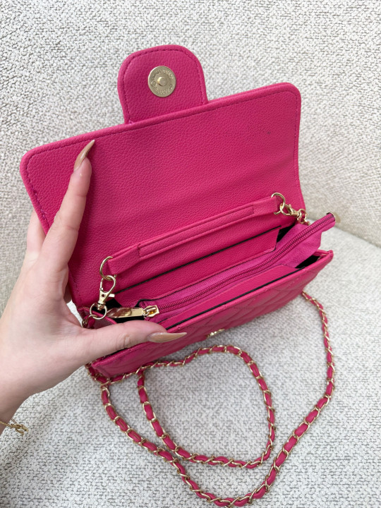 CARTERA CON CADENA ROSA FUCSIA
